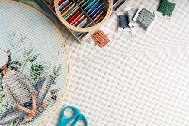 Zestawy hafciarskie ułożone na stole